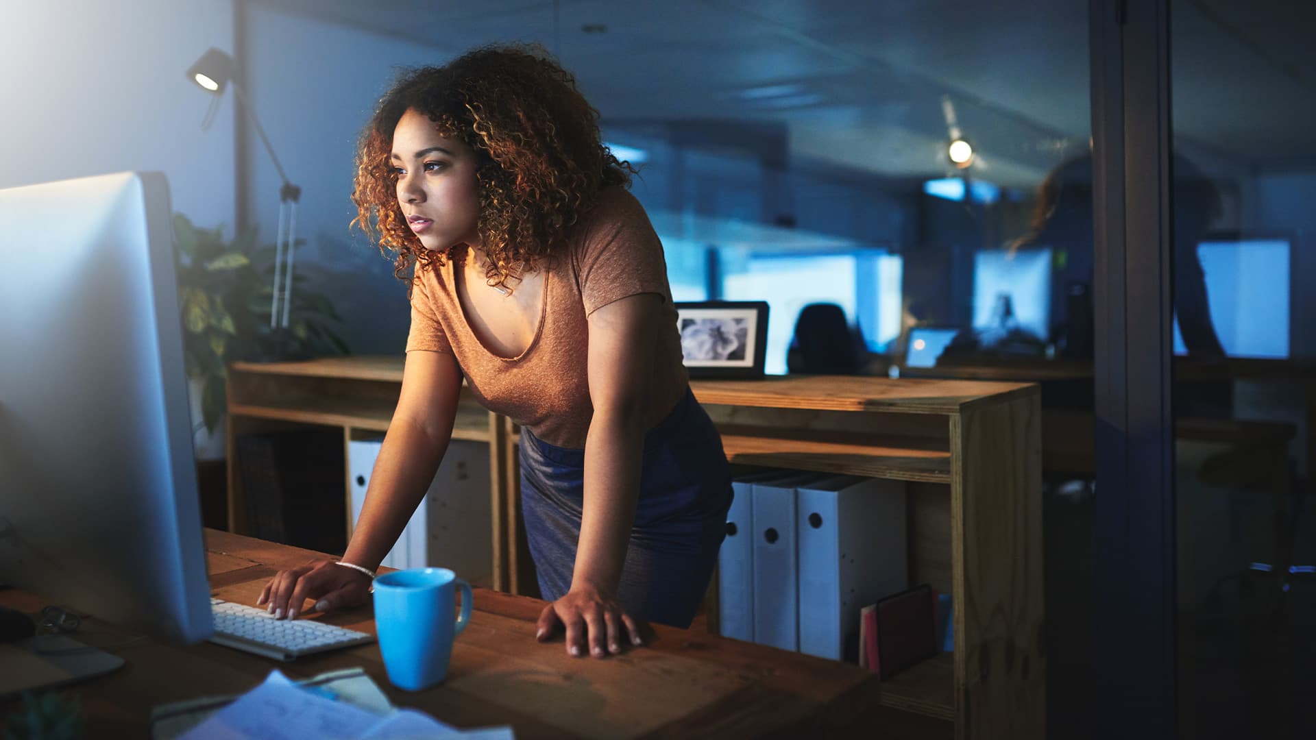 Trabajadora utilizando la computadora